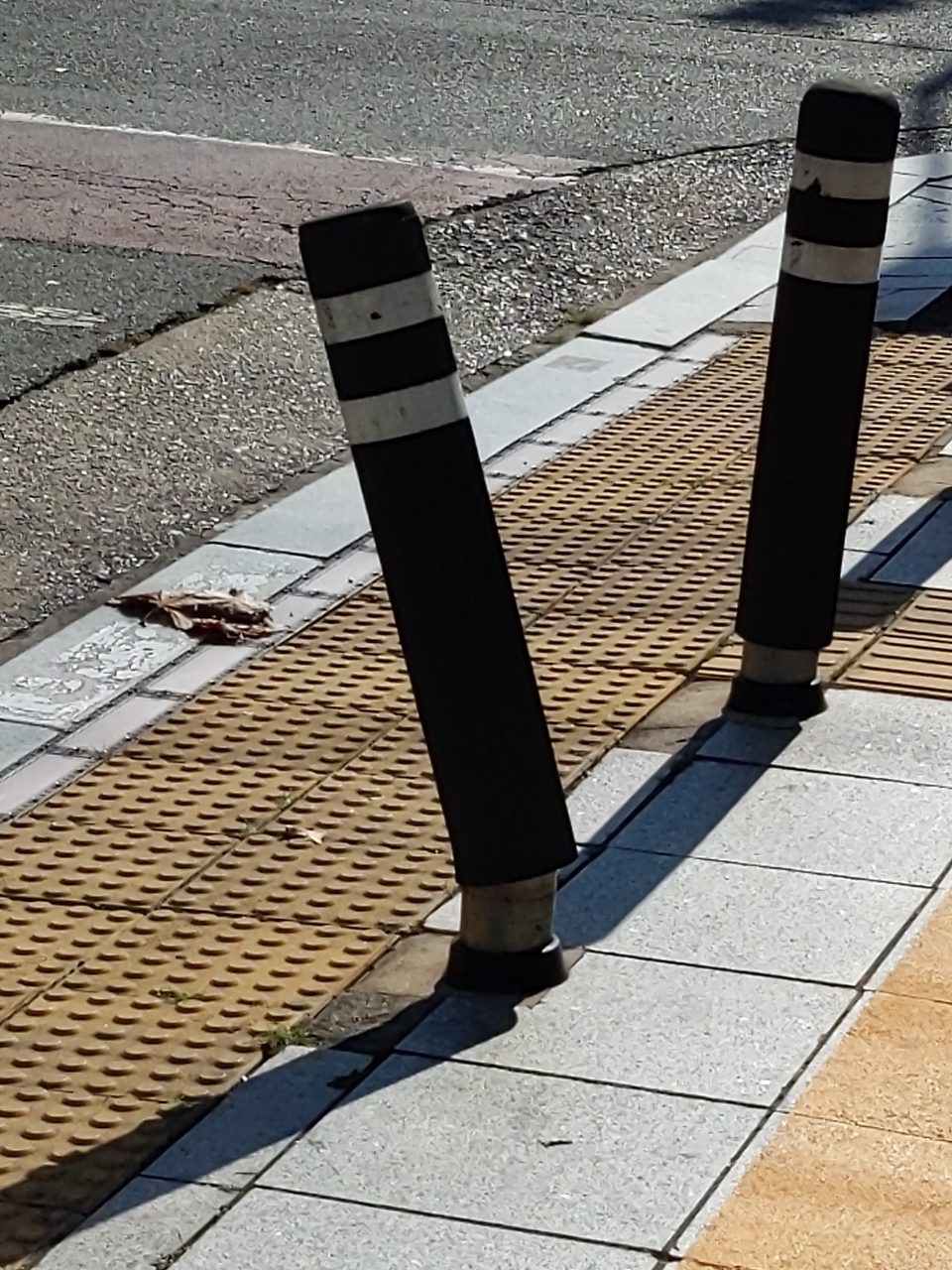 볼라드 기울어짐