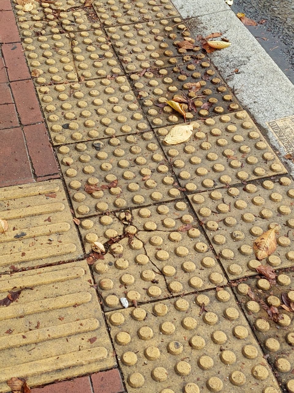 보도블록 구조물 파손