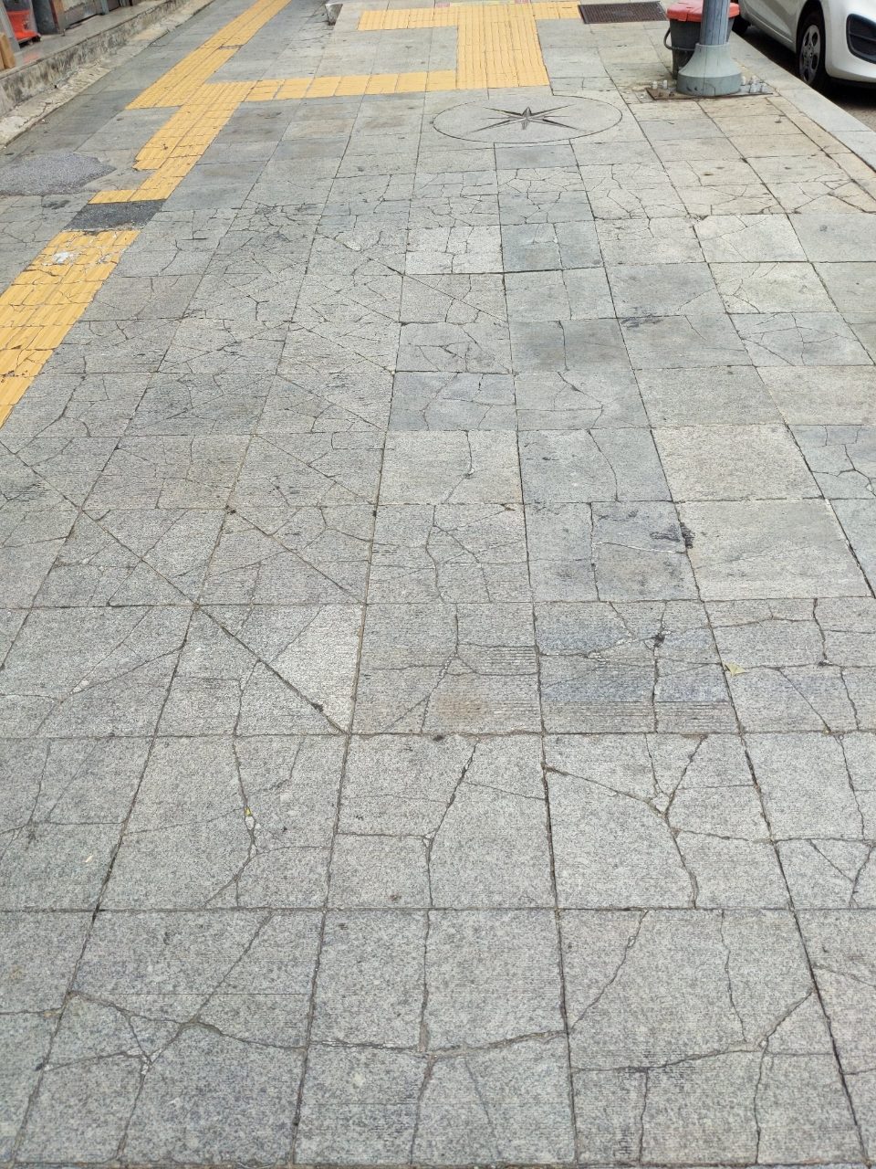 보도블록 균열