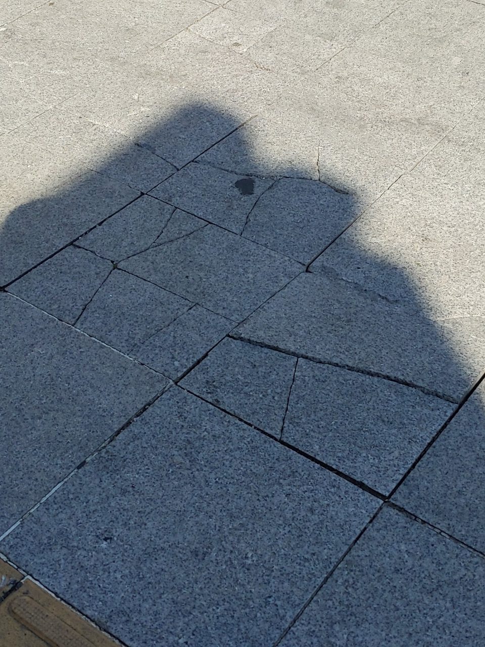 보도블록 균열