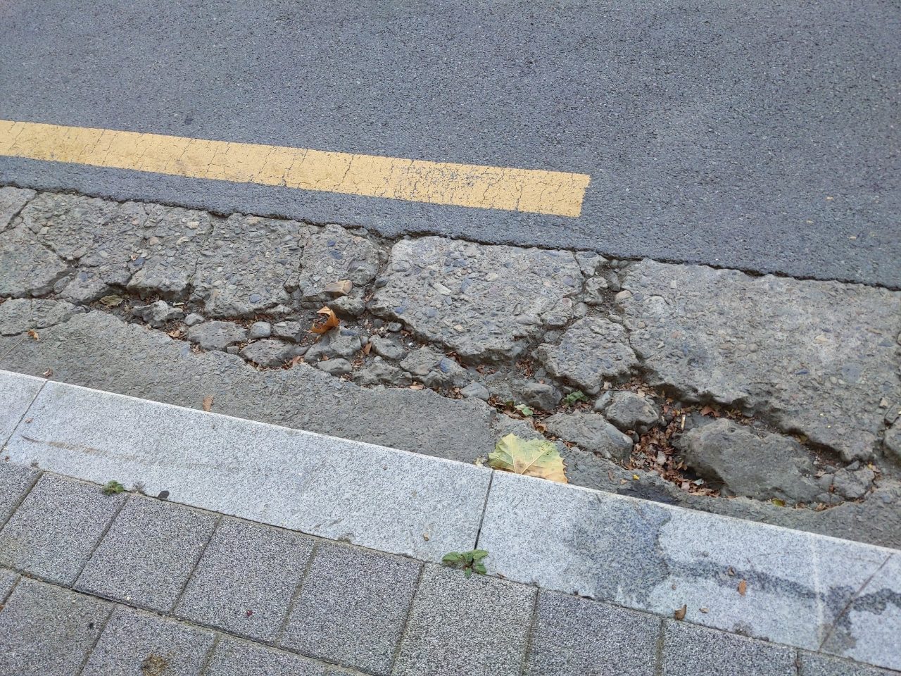 도로 구조물 파손