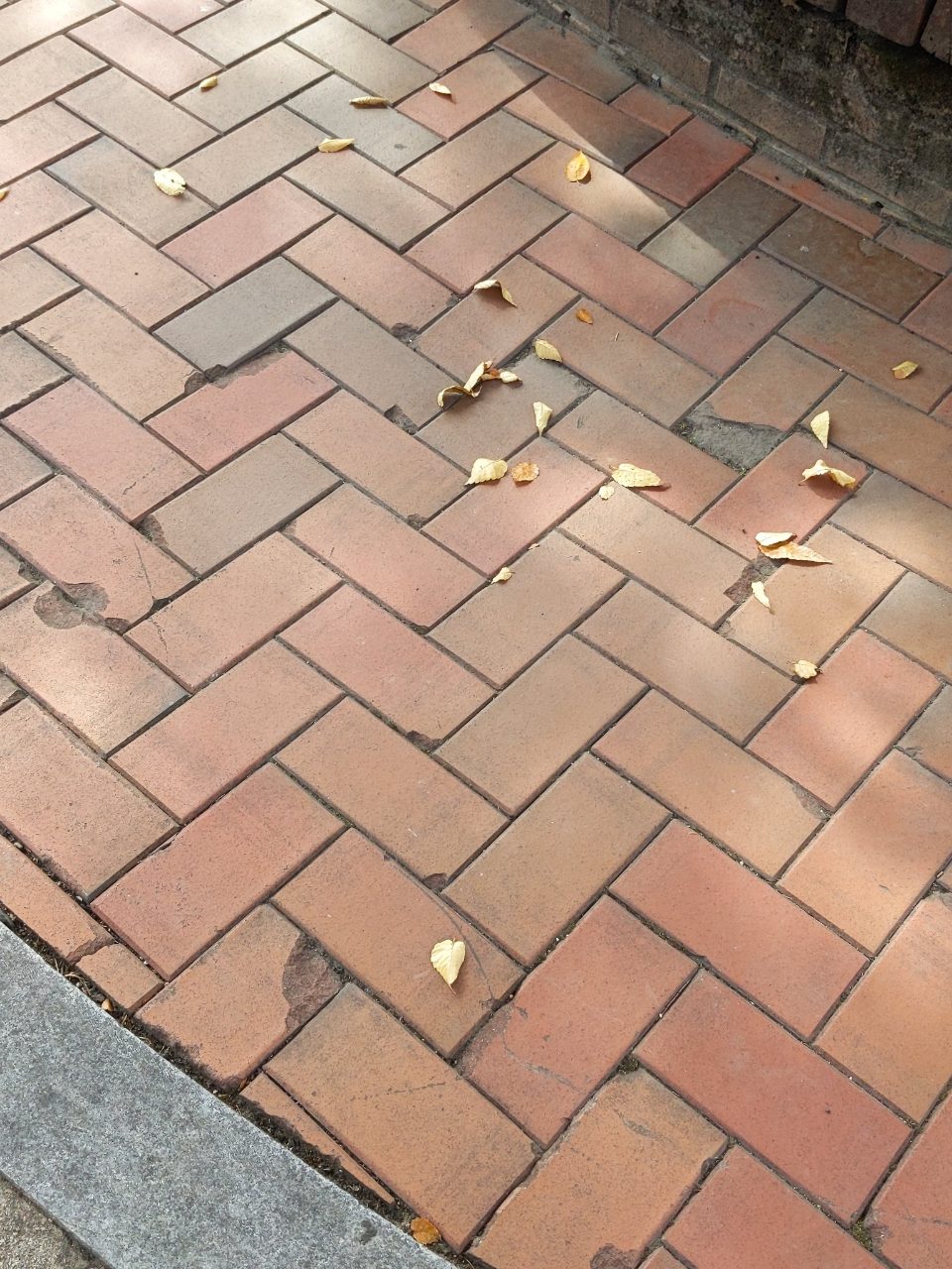 보도블록 구조물 파손