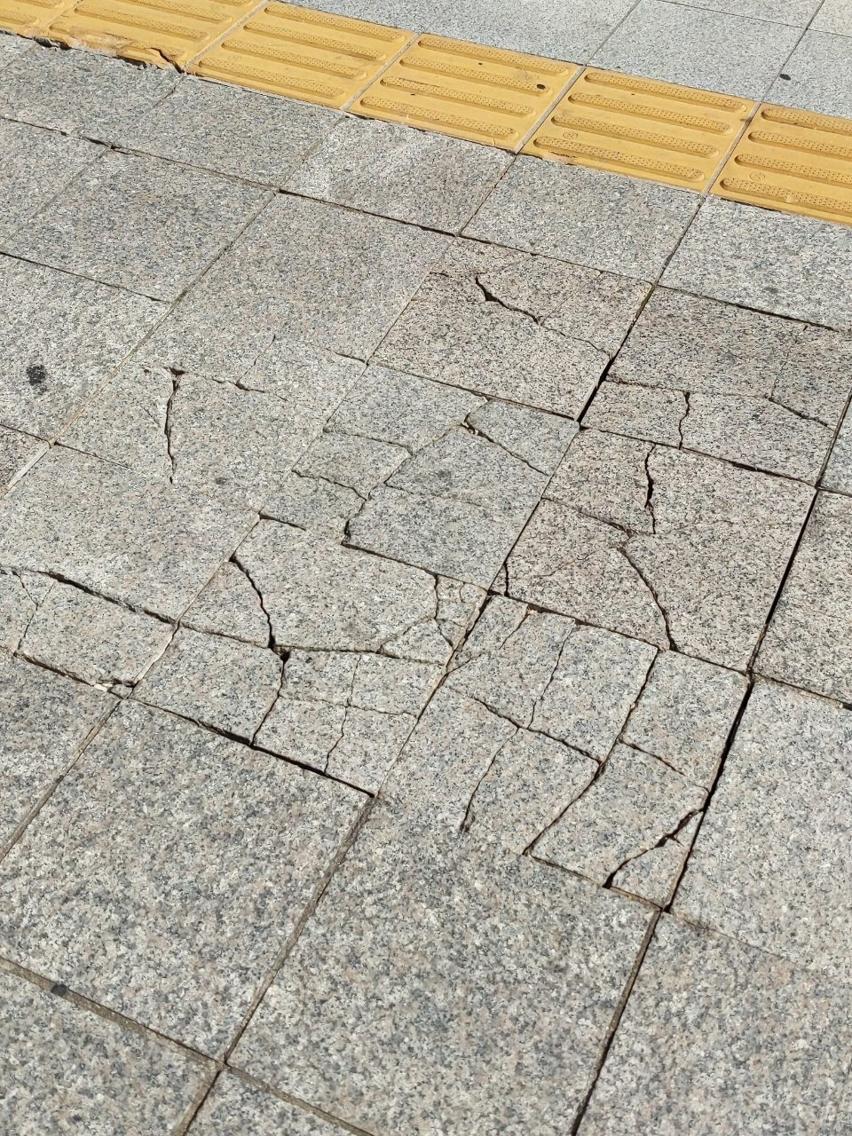 보도블록 균열