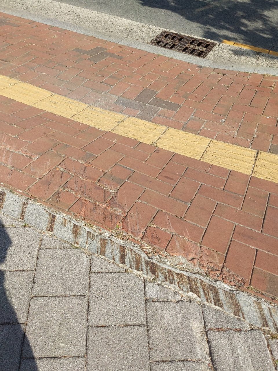 보도블록 구조물 파손