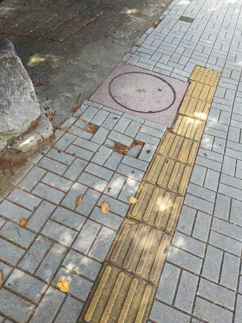 보도블록 구조물 파손