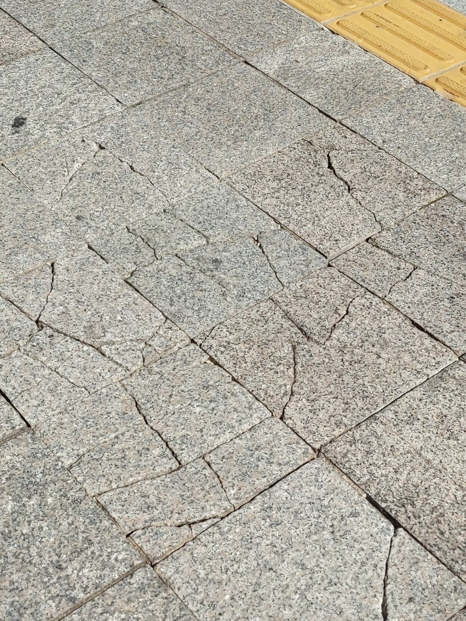 보도블록 균열