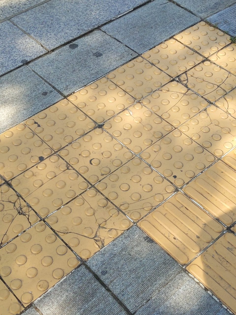 보도블록 균열