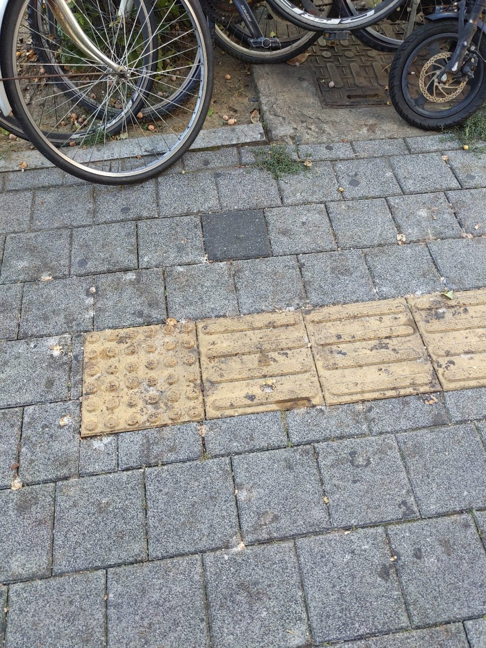 보도블록 구조물 파손