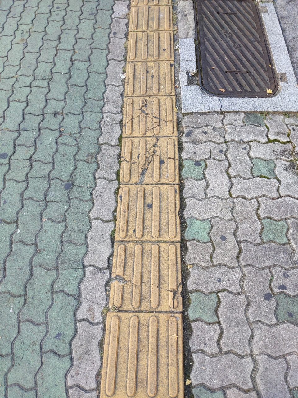 보도블록 균열