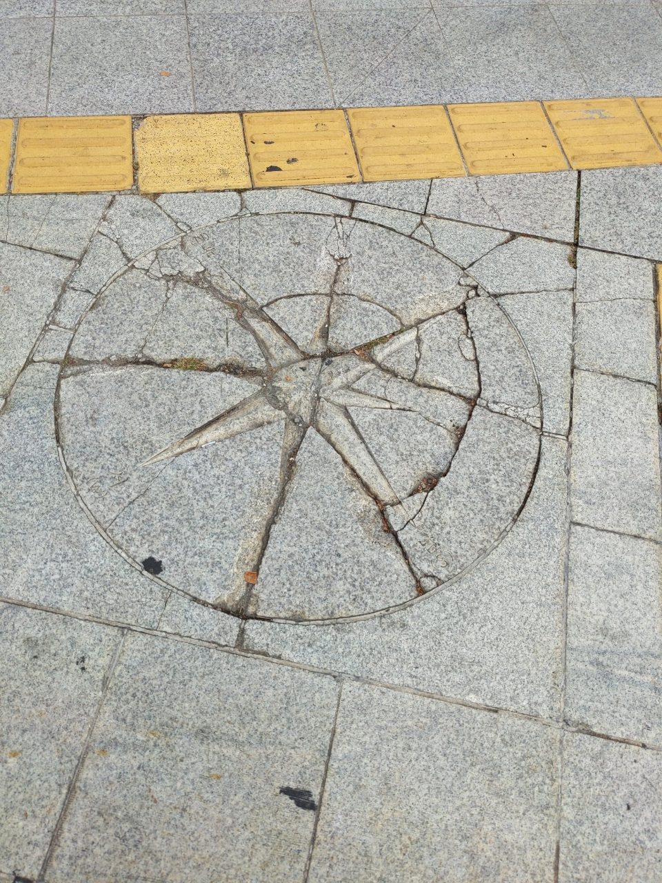 보도블록 균열