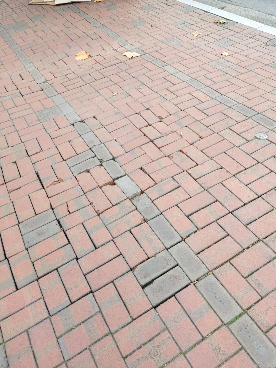 보도블록 구조물 파손