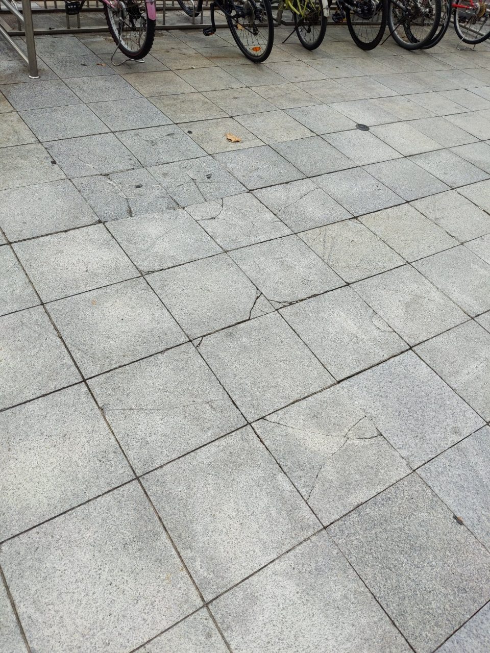 보도블록 균열