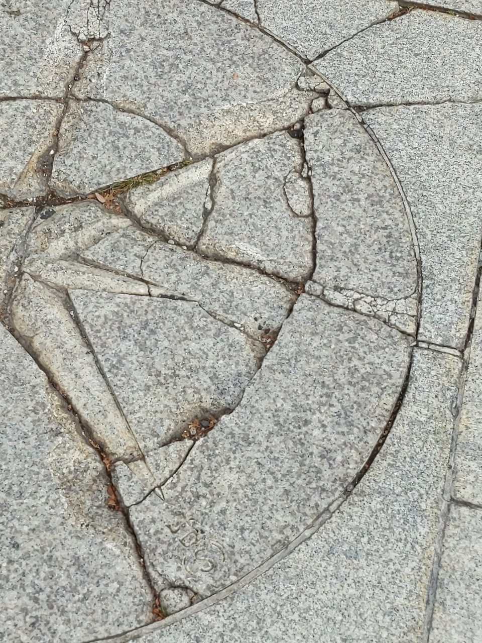 보도블록 균열