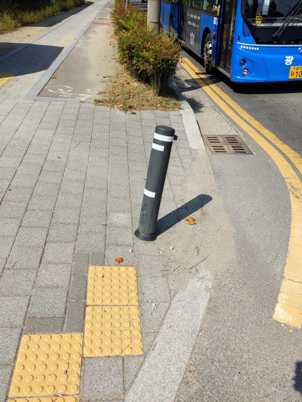볼라드 기울어짐