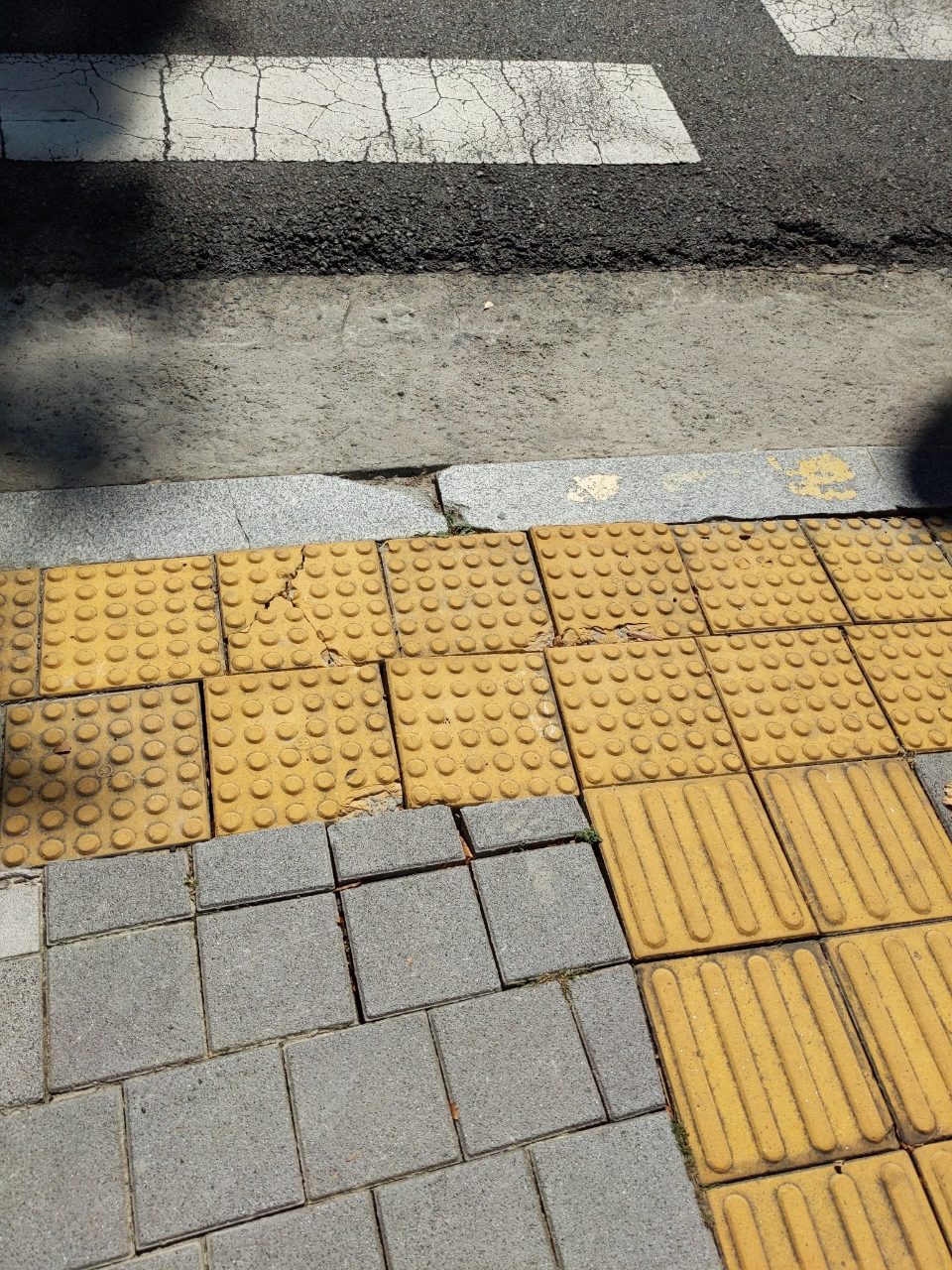 보도블록 균열