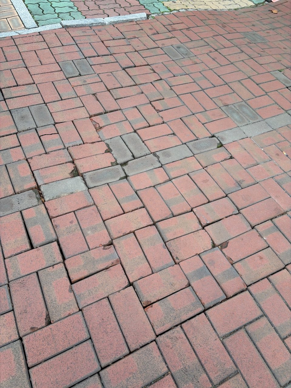 보도블록 구조물 파손