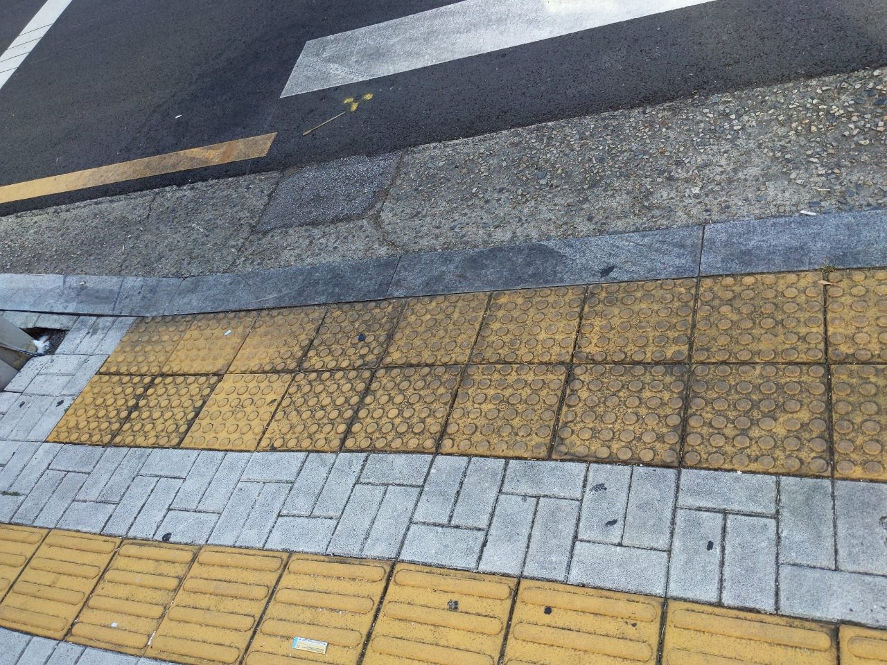보도블록 구조물 파손
