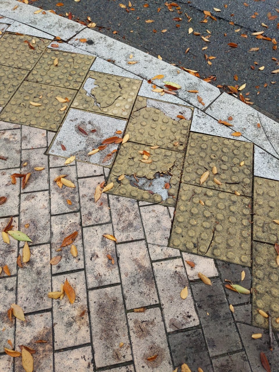 보도블록 구조물 파손