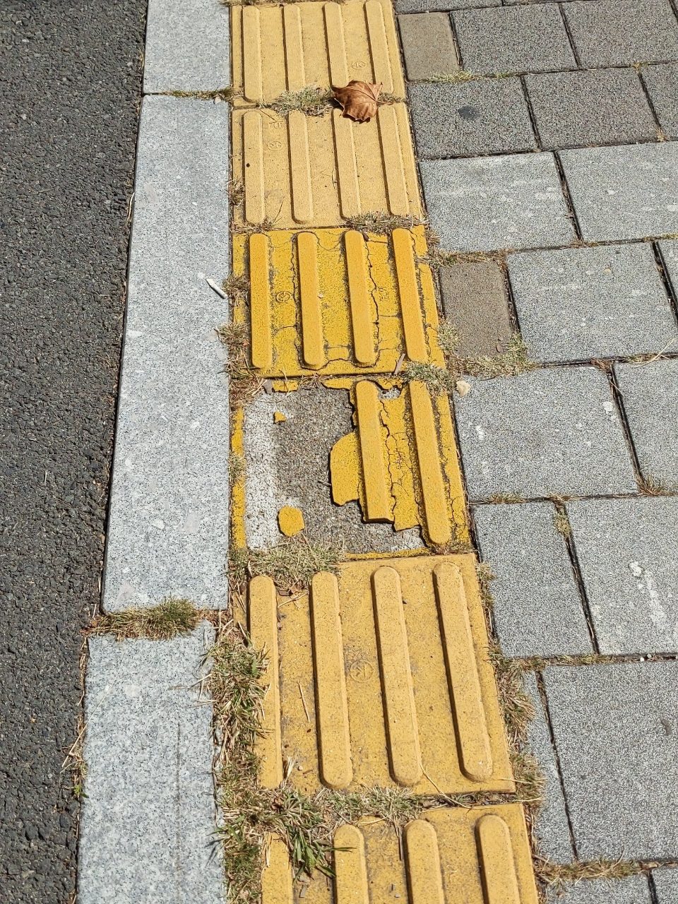 보도블록 구조물 파손