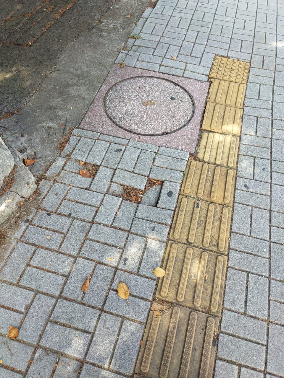 보도블록 구조물 파손