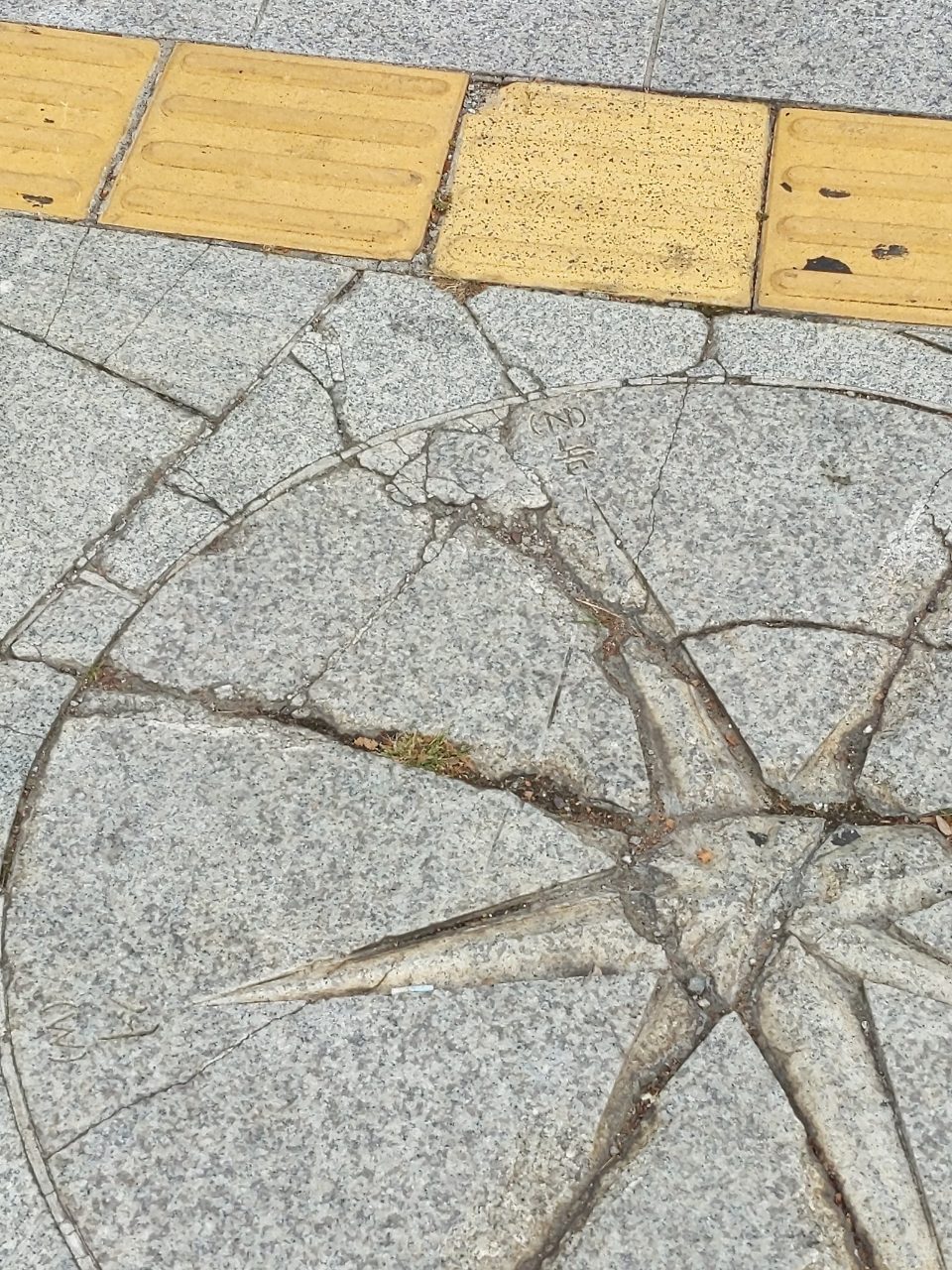 보도블록 균열