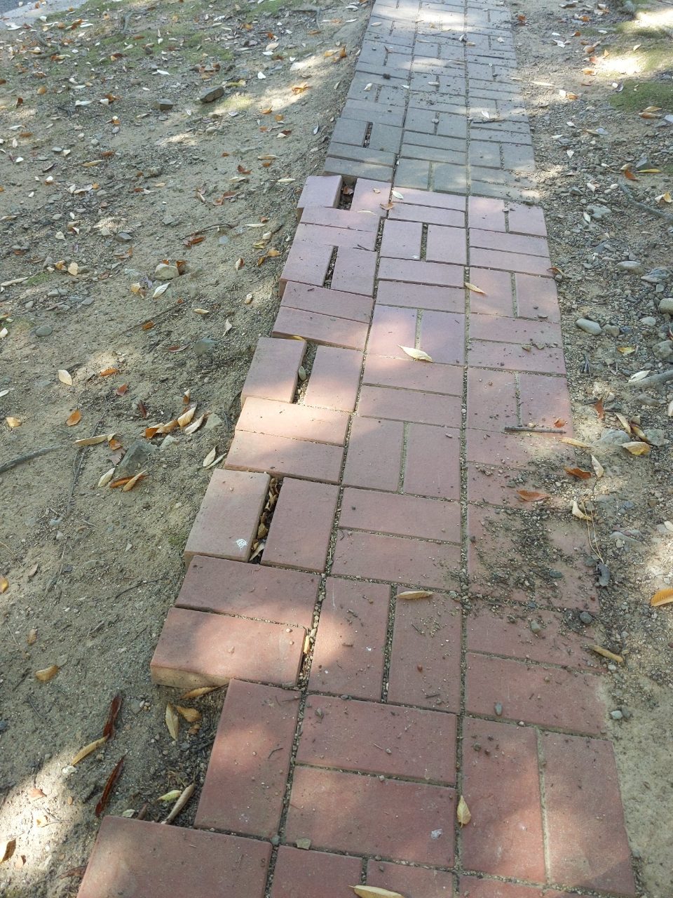 보도블록 구조물 파손