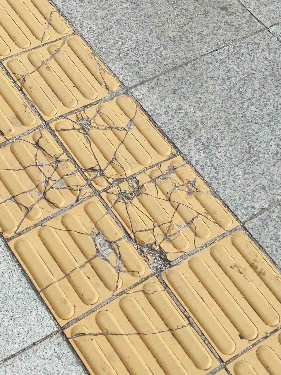 보도블록 균열