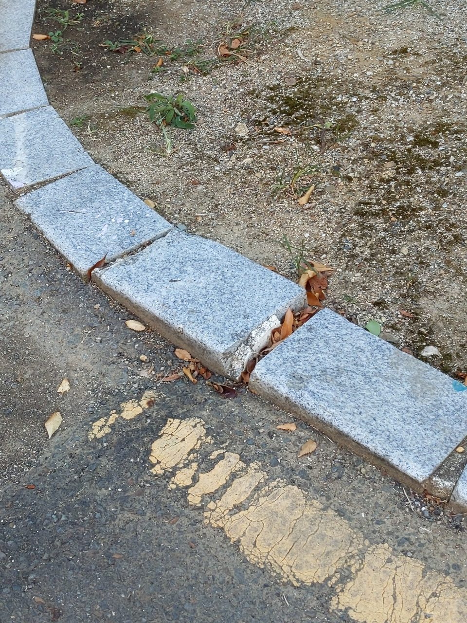 도로 구조물 파손