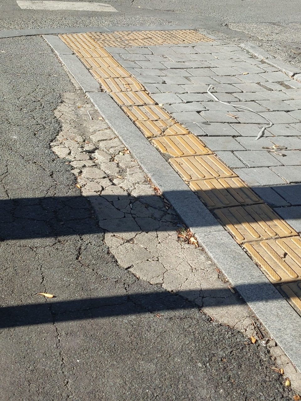 보도블록 구조물 파손