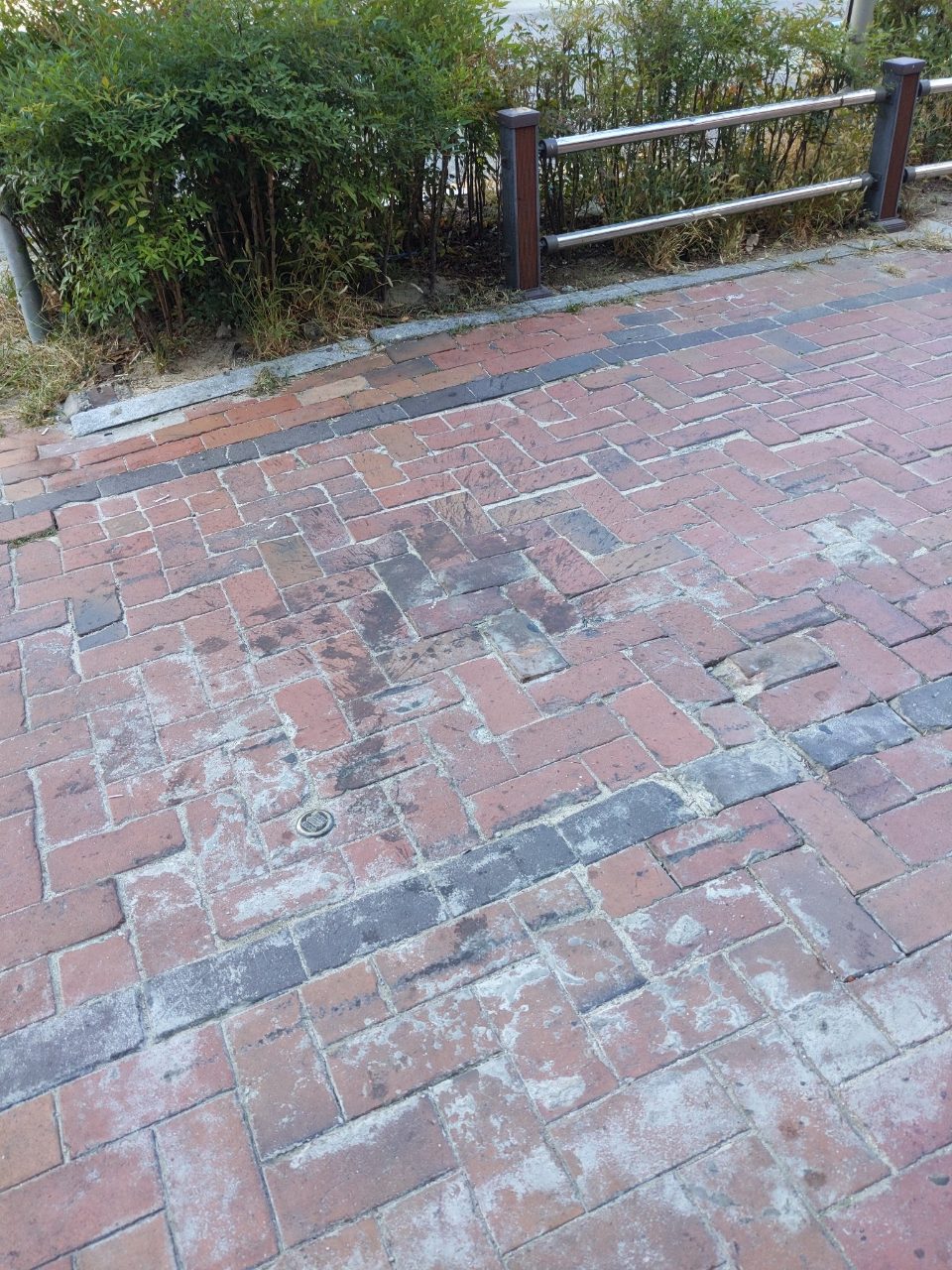 보도블록 구조물 파손