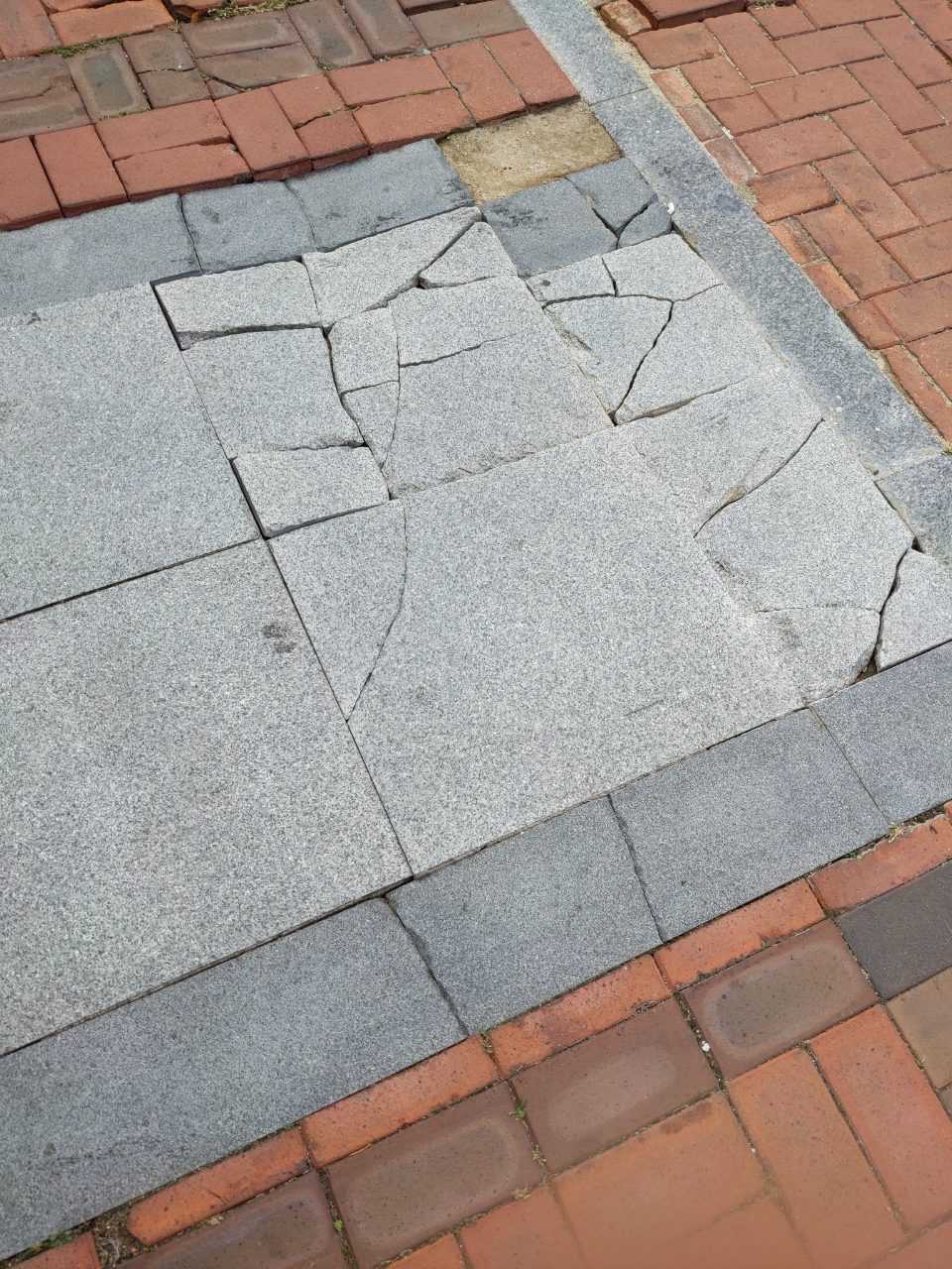 도로 구조물 파손