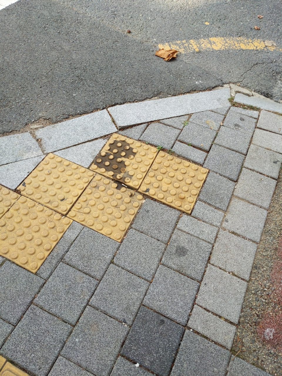 보도블록 구조물 파손
