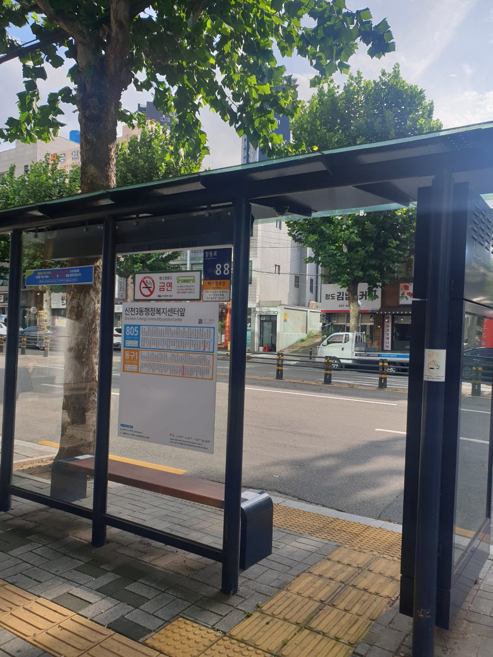 버스정류장 구조물 파손