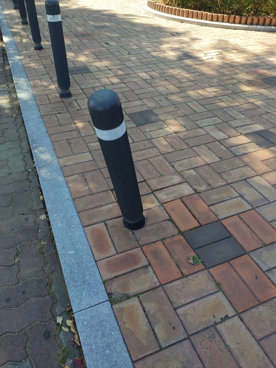 볼라드 기울어짐