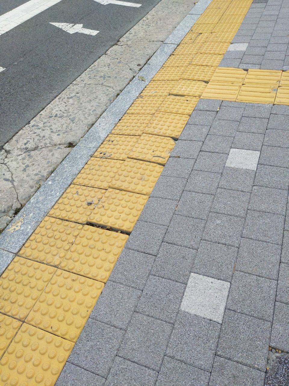 보도블록 구조물 파손