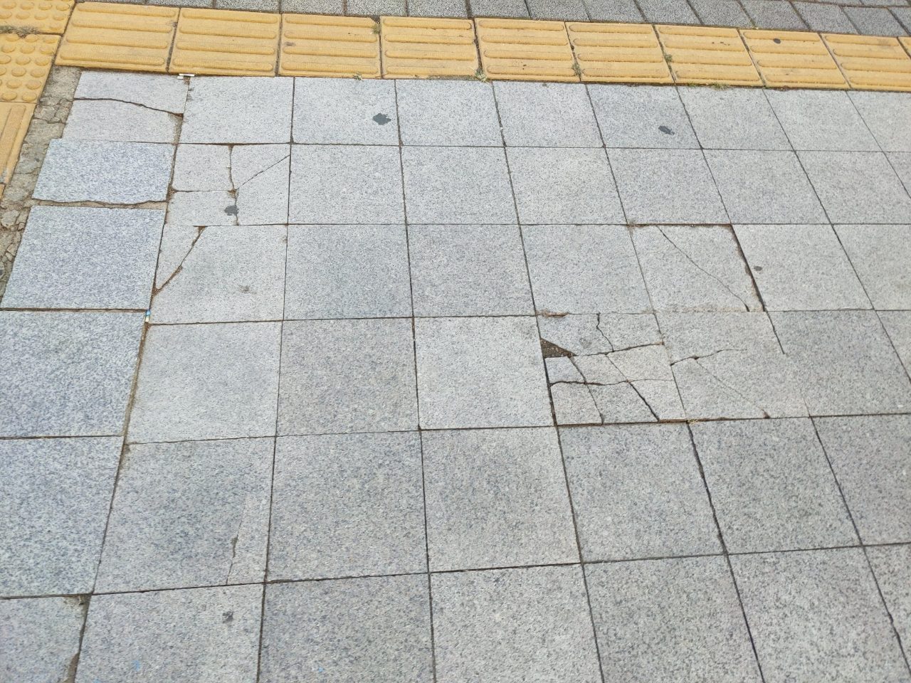 보도블록 균열