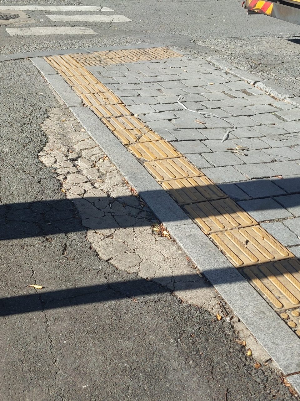 보도블록 구조물 파손