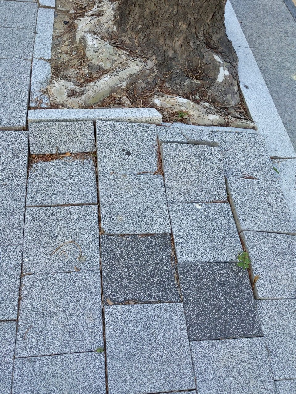 보도블록 구조물 파손