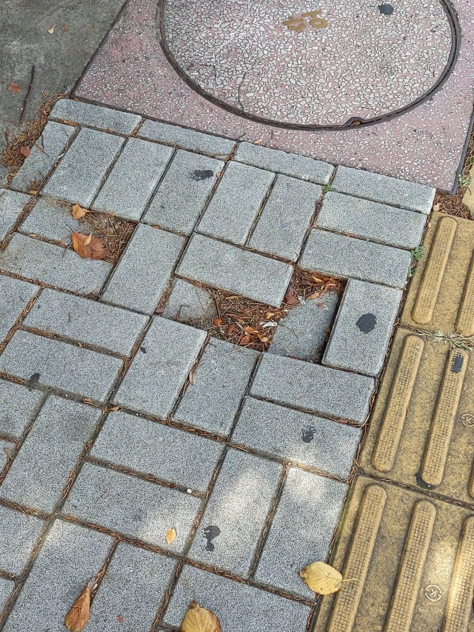 보도블록 구조물 파손