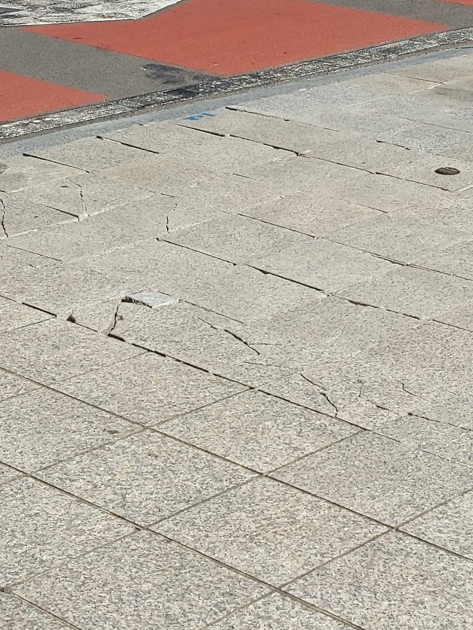보도블록 구조물 파손