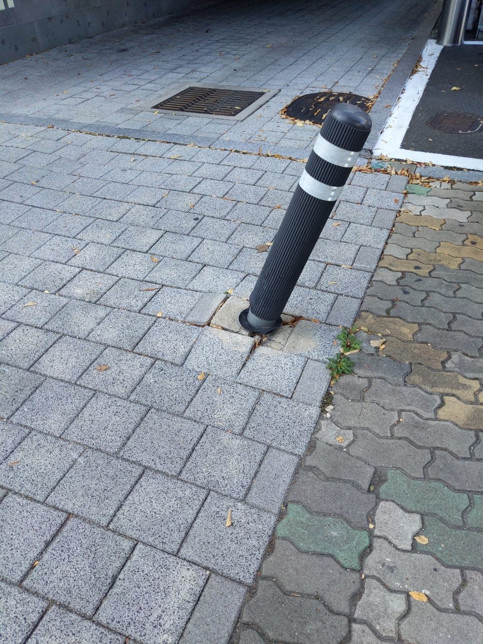 볼라드 기울어짐