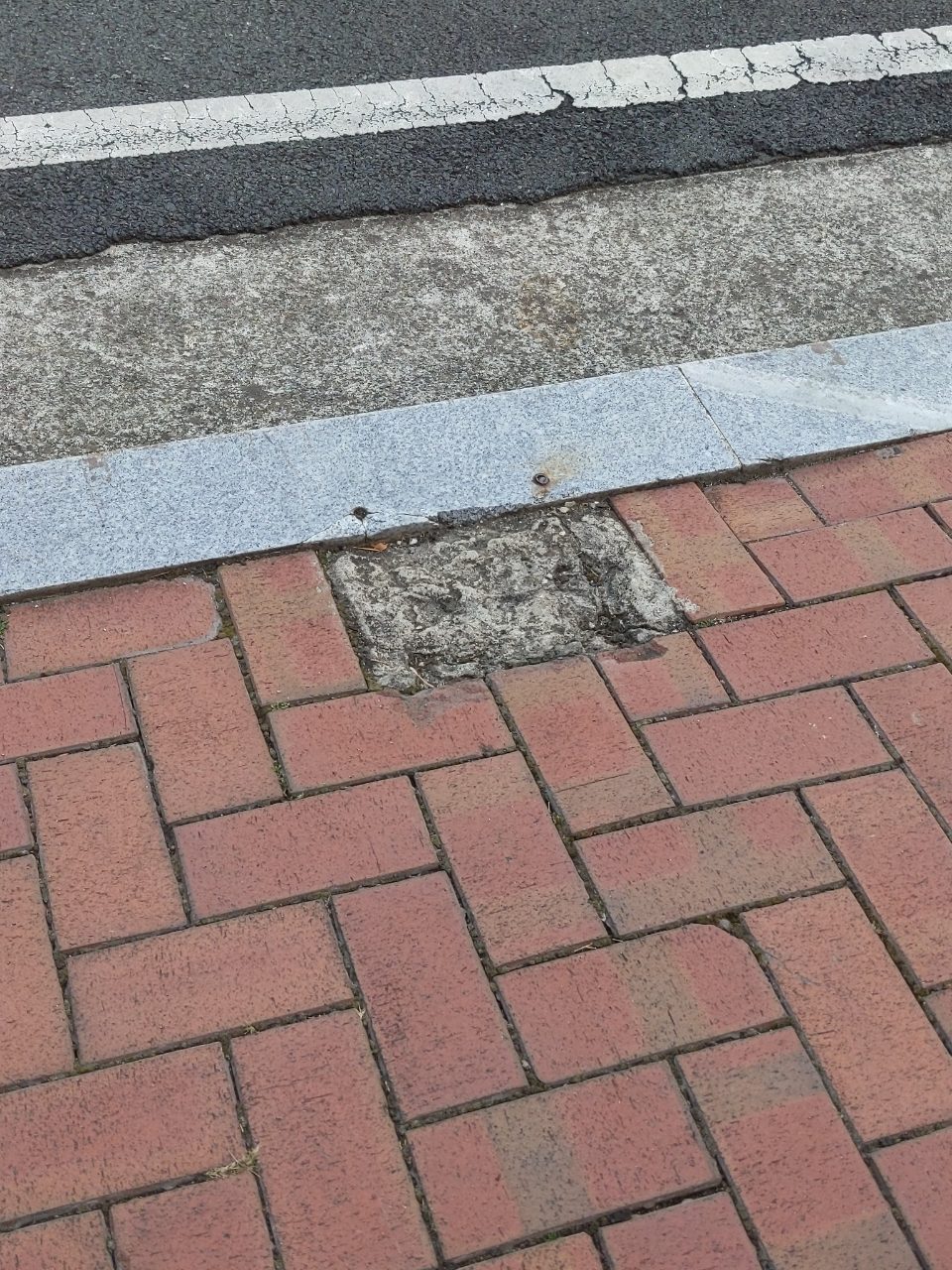 보도블록 구조물 파손