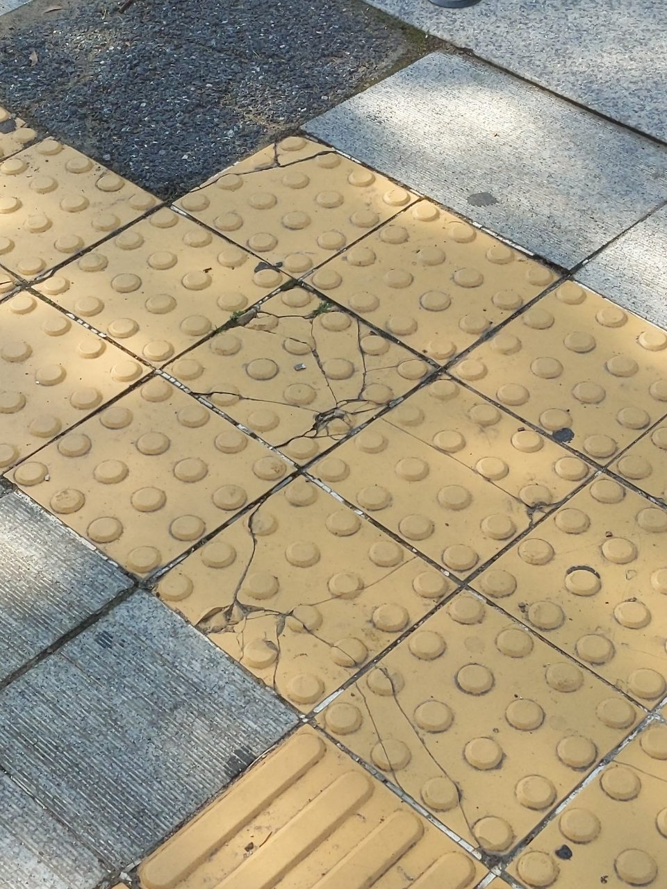 보도블록 균열