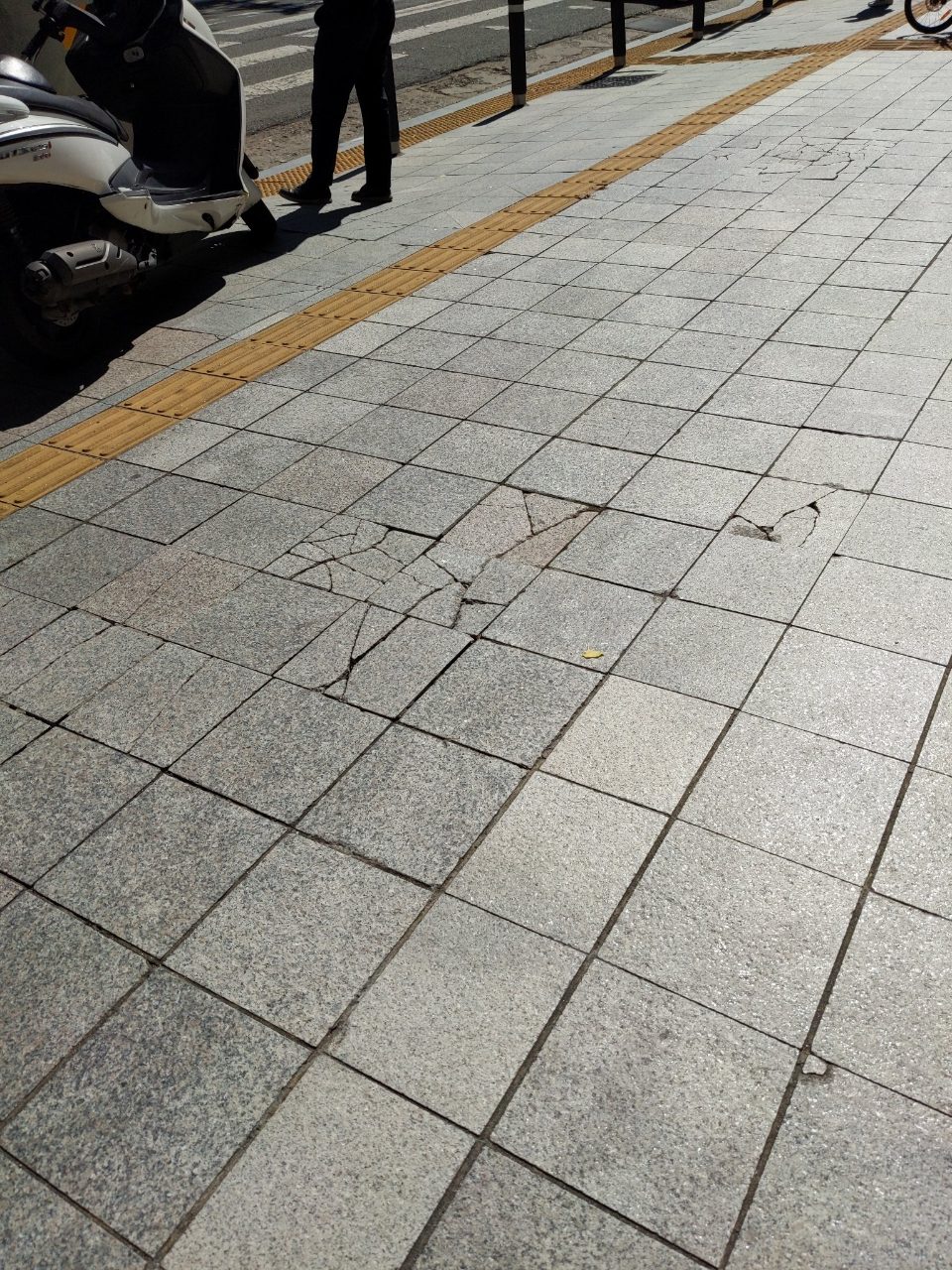 보도블록 구조물 파손