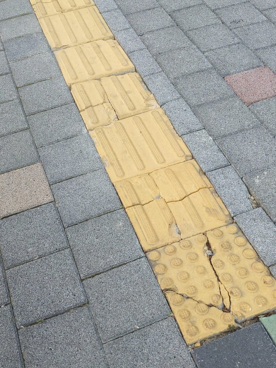 보도블록 구조물 파손