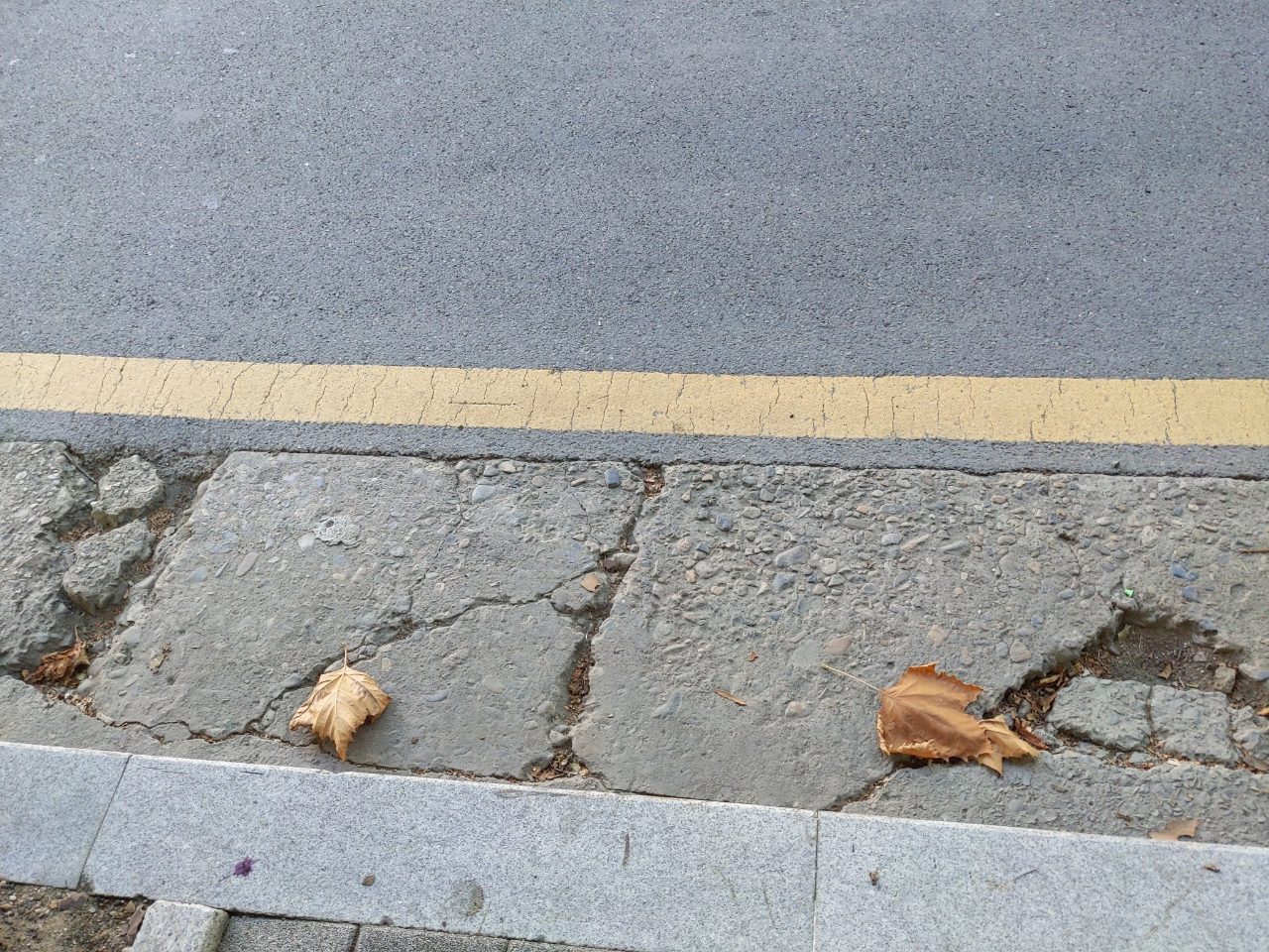 도로 구조물 파손
