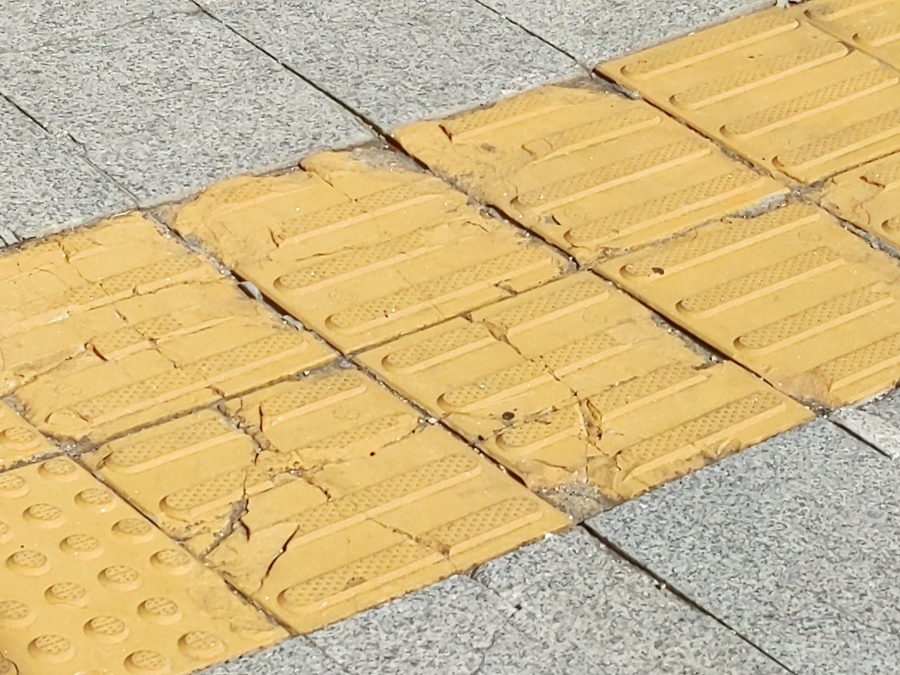 보도블록 구조물 파손
