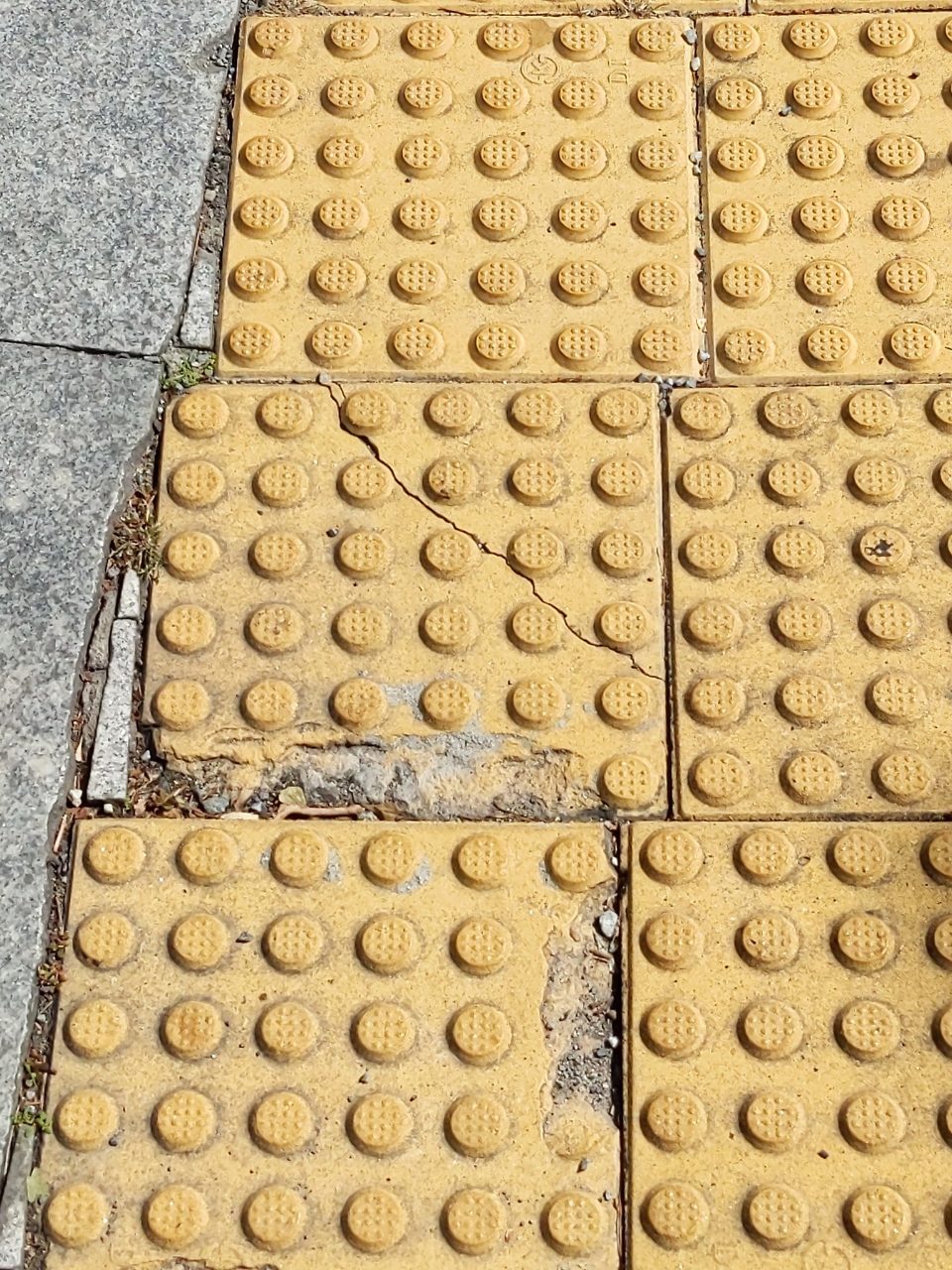 보도블록 구조물 파손