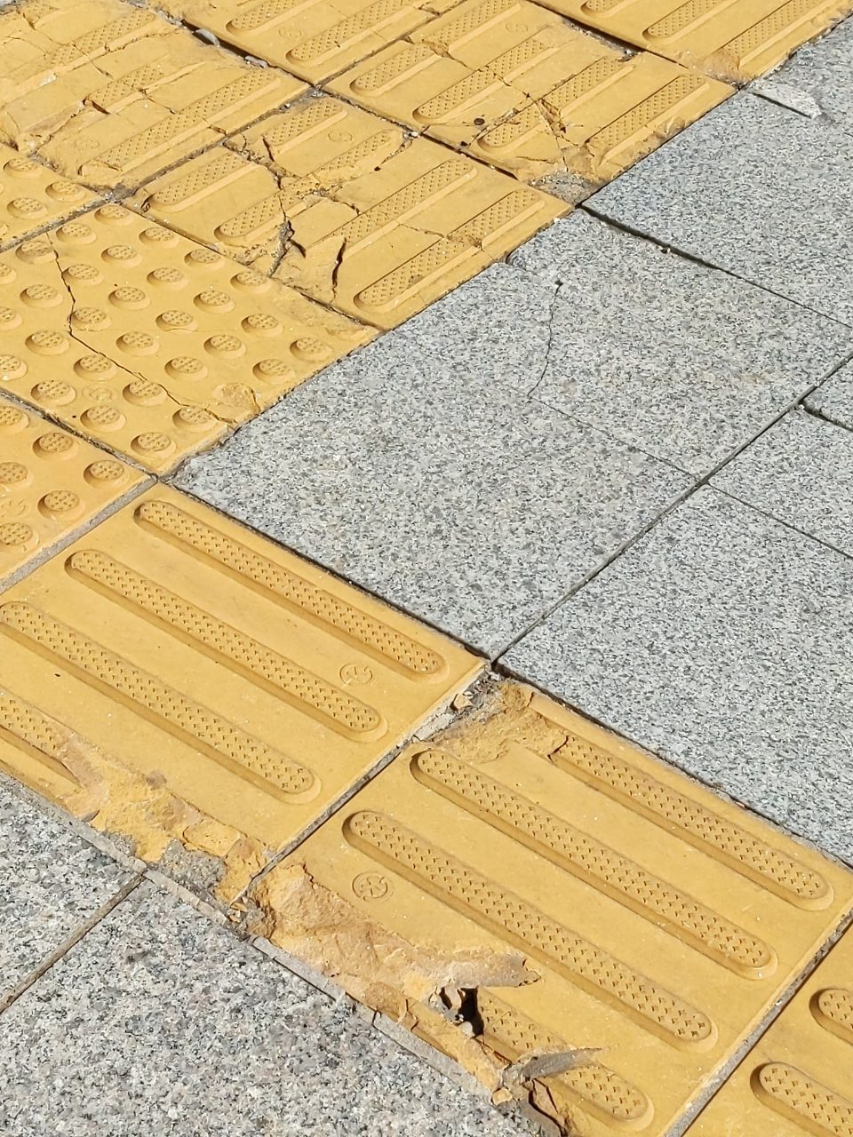 보도블록 구조물 파손