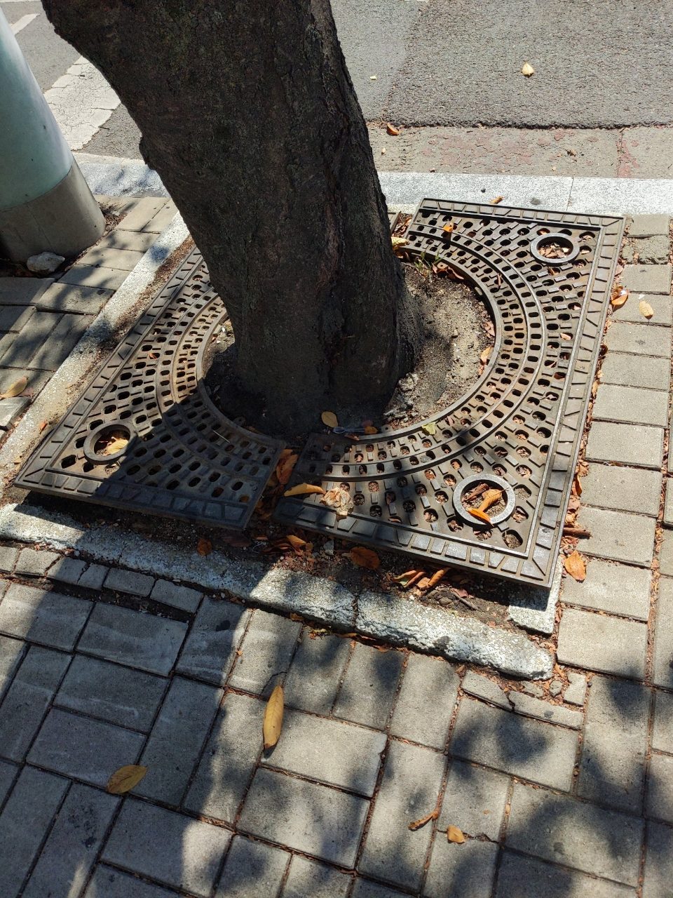 맨홀 구조물 파손